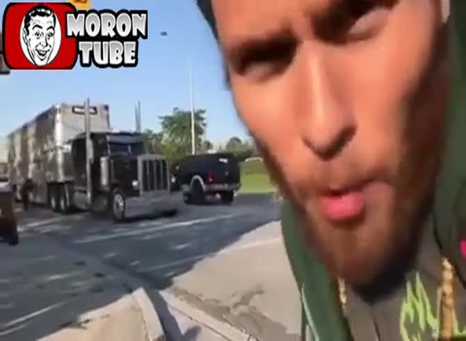 Video :A group of vegans tries to block a livestock truck